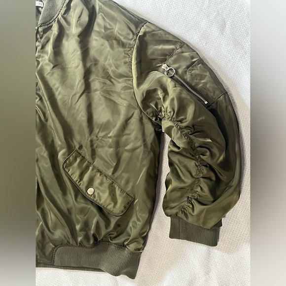 Sincerely Jules Women’s Satin Chic Olive Green Bomber Jacket Zipper Detail - Picture 4 of 16